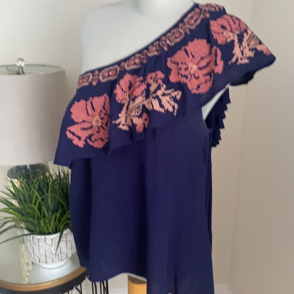 One shoulder top - Picture 2 of 3